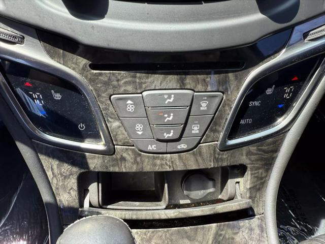 Photo of 2015 White Buick LaCrosse