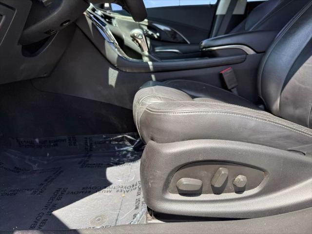 Photo of 2015 White Buick LaCrosse