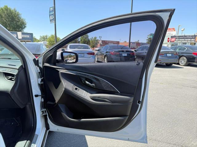 Photo of 2015 White Buick LaCrosse
