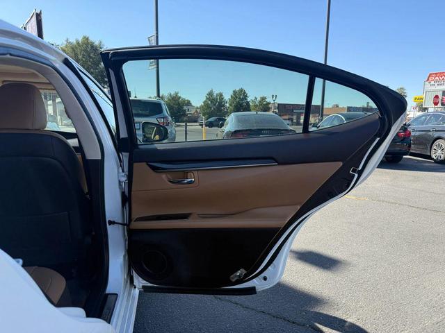 Photo of 2016 Eminent White Pearl Lexus ES 350