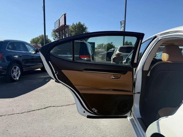 Photo of 2016 Eminent White Pearl Lexus ES 350