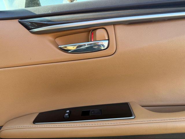 Photo of 2016 Eminent White Pearl Lexus ES 350