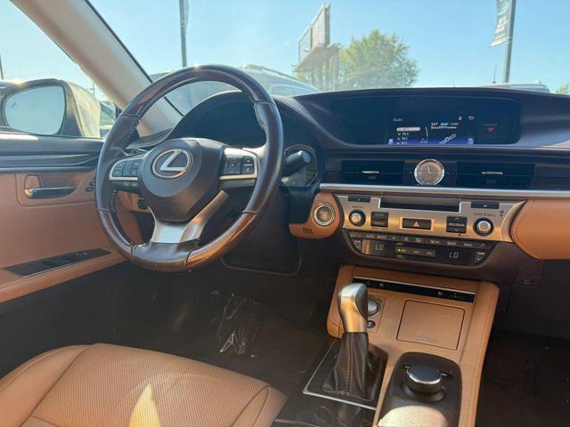 Photo of 2016 Eminent White Pearl Lexus ES 350