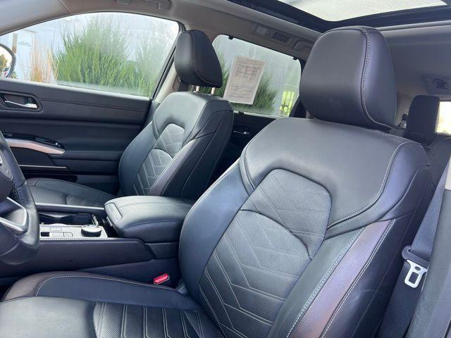 Photo of 2024 Pearl White Tricoat Nissan Pathfinder