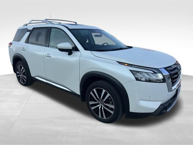 Photo of 2024 Pearl White Tricoat Nissan Pathfinder
