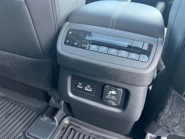 Photo of 2024 Pearl White Tricoat Nissan Pathfinder