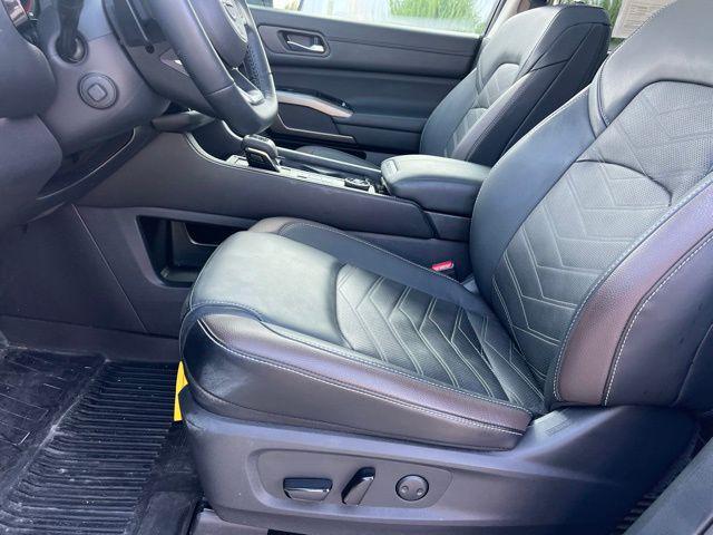 Photo of 2024 Pearl White Tricoat Nissan Pathfinder