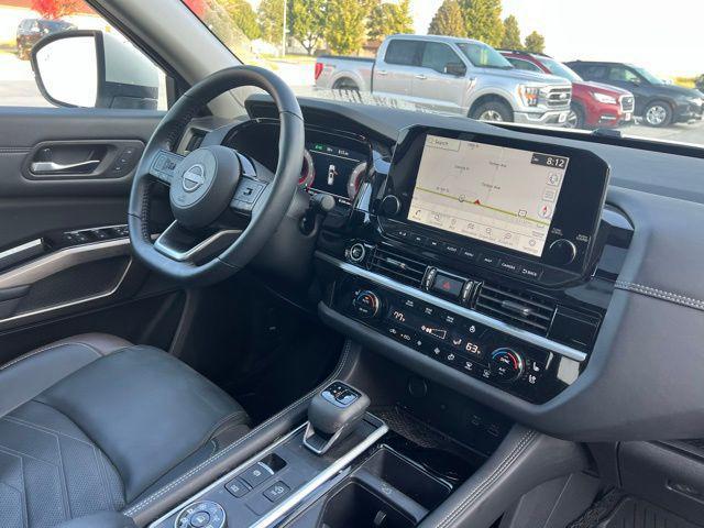 Photo of 2024 Pearl White Tricoat Nissan Pathfinder