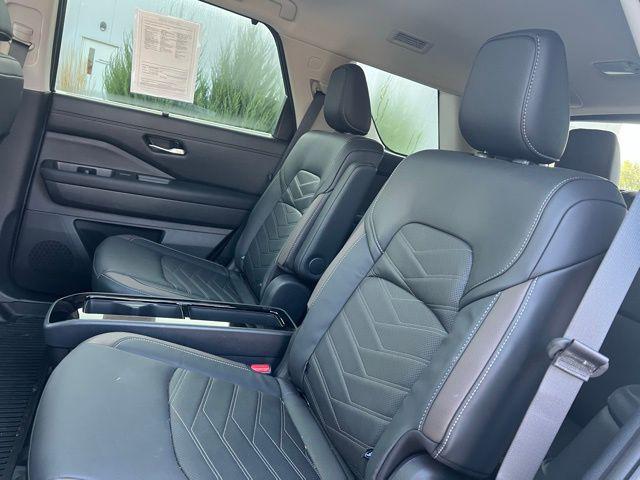 Photo of 2024 Pearl White Tricoat Nissan Pathfinder