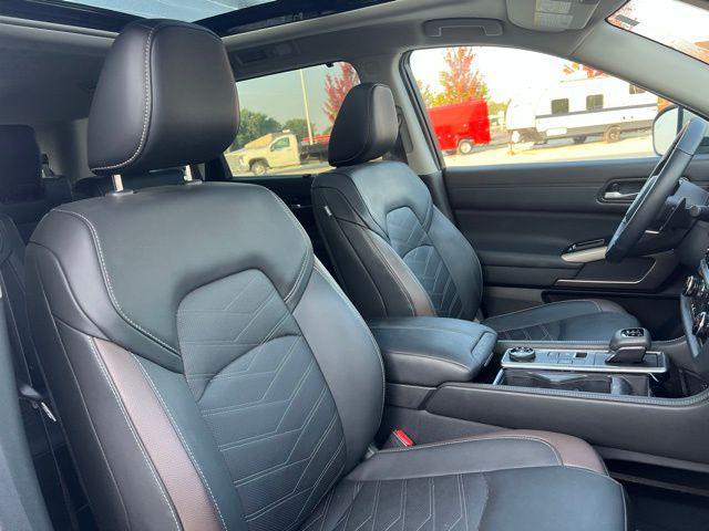 Photo of 2024 Pearl White Tricoat Nissan Pathfinder