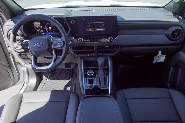 Photo of 2025 Summit White Chevrolet Colorado