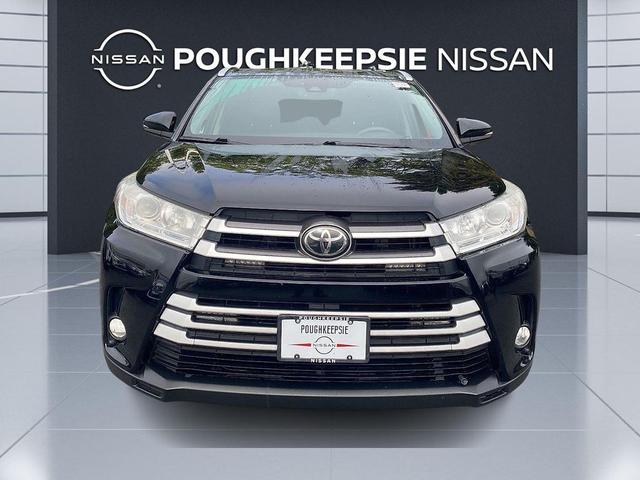 Photo of 2019 Midnight Black Metallic Toyota Highlander
