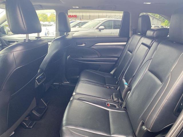 Photo of 2019 Midnight Black Metallic Toyota Highlander