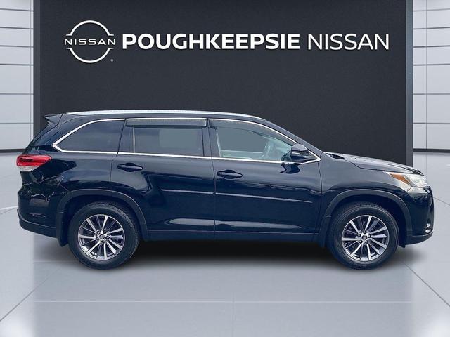 Photo of 2019 Midnight Black Metallic Toyota Highlander