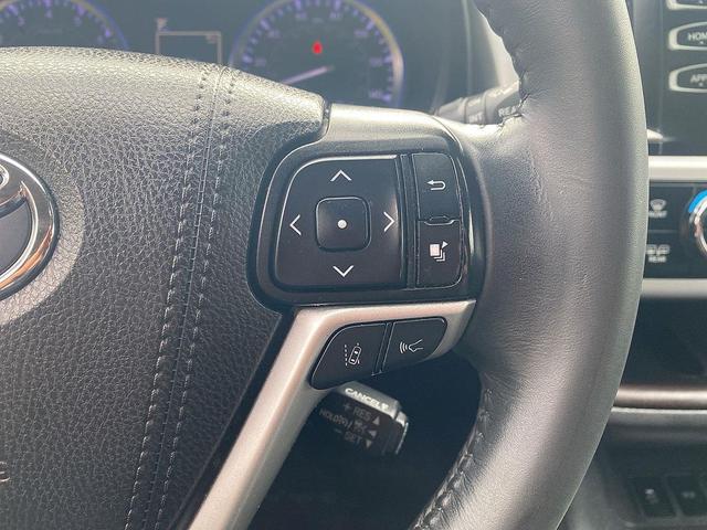 Photo of 2019 Midnight Black Metallic Toyota Highlander
