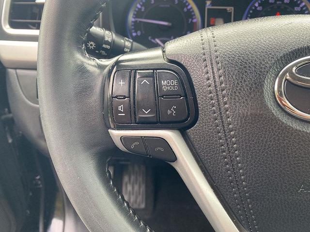 Photo of 2019 Midnight Black Metallic Toyota Highlander