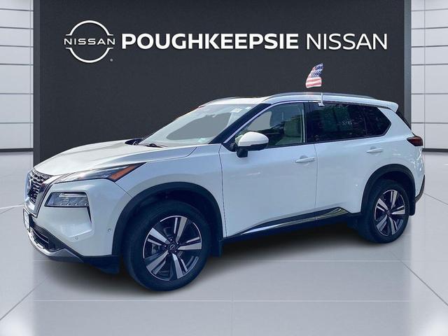 Photo of 2023 Pearl White Tricoat Nissan Rogue
