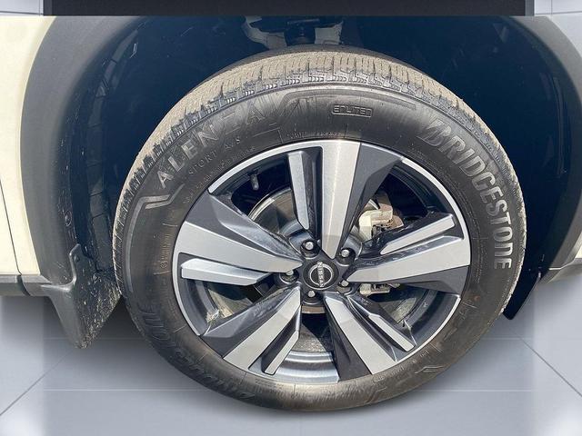 Photo of 2023 Pearl White Tricoat Nissan Rogue