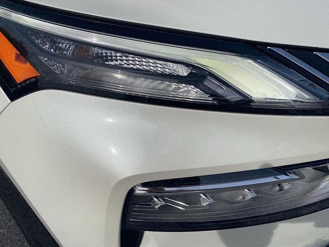 Photo of 2023 Pearl White Tricoat Nissan Rogue