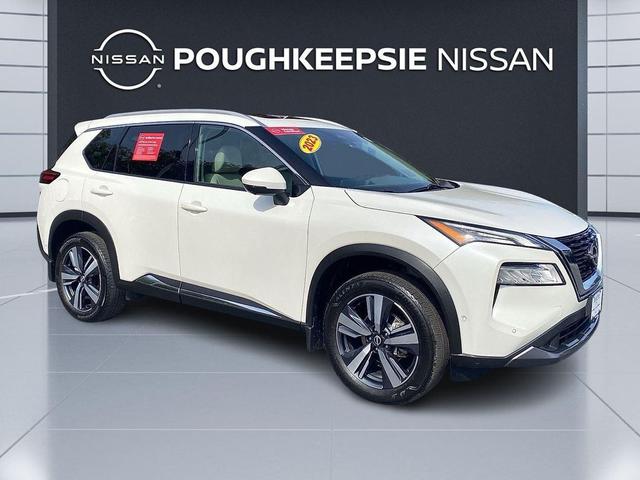Photo of 2023 Pearl White Tricoat Nissan Rogue