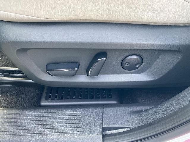 Photo of 2023 Pearl White Tricoat Nissan Rogue