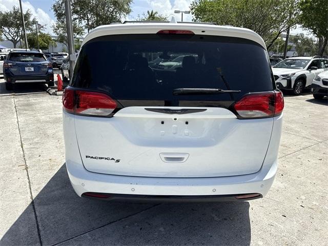 Photo of 2020 Bright White Clearcoat Chrysler Pacifica
