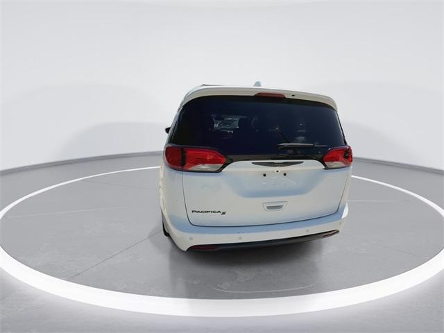 Photo of 2020 Bright White Clearcoat Chrysler Pacifica