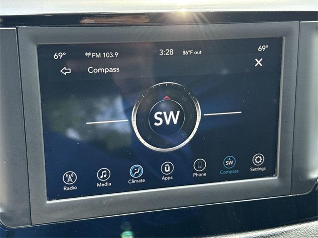 Photo of 2020 Bright White Clearcoat Chrysler Pacifica