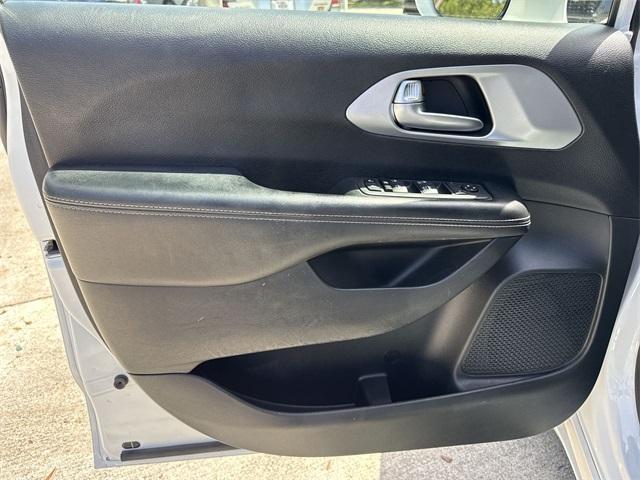 Photo of 2020 Bright White Clearcoat Chrysler Pacifica