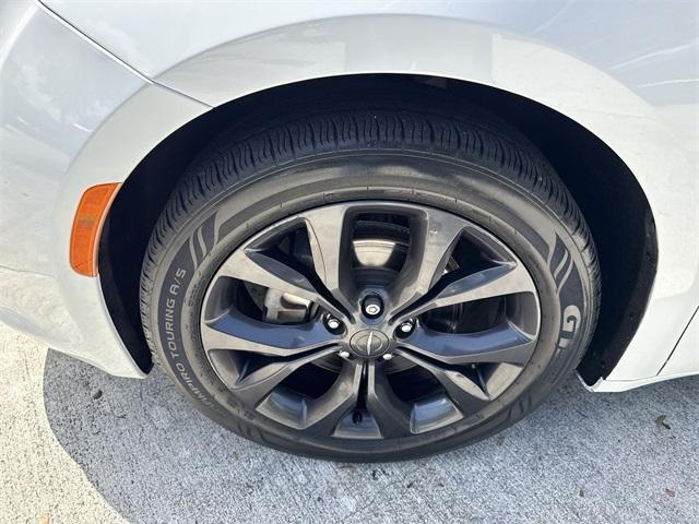 Photo of 2020 Bright White Clearcoat Chrysler Pacifica