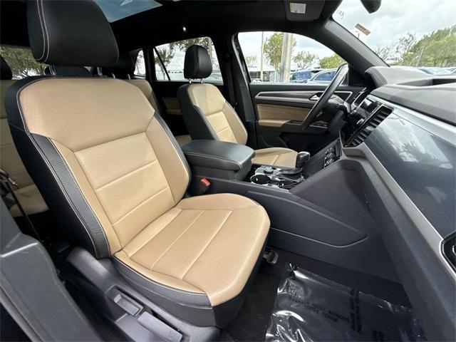 Photo of 2022 Deep Black Pearl Effect Volkswagen Atlas Cross Sport