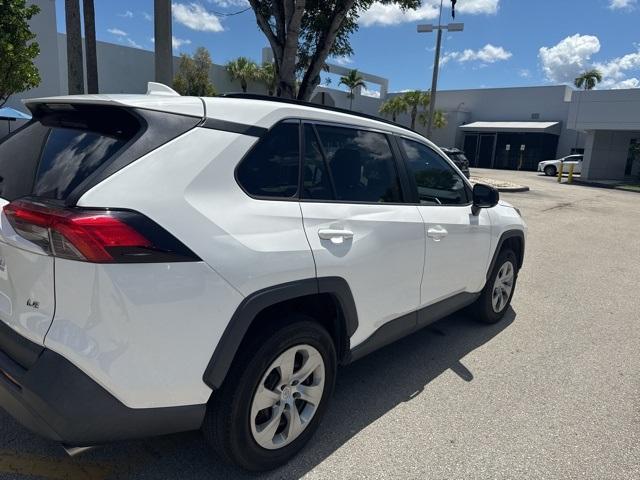 Photo of 2019 Super White Toyota RAV4