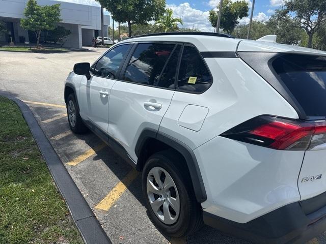 Photo of 2019 Super White Toyota RAV4
