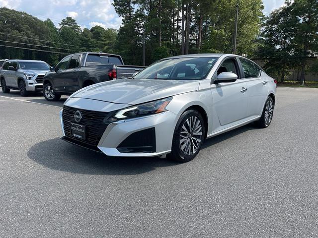 Photo of 2023 Brilliant Silver Metallic Nissan Altima
