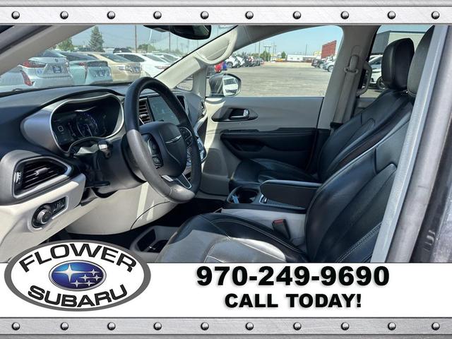 Photo of 2022 Granite Crystal Metallic Clearcoat Chrysler Pacifica