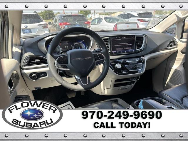 Photo of 2022 Granite Crystal Metallic Clearcoat Chrysler Pacifica