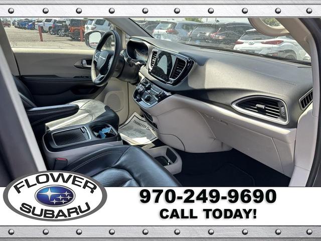 Photo of 2022 Granite Crystal Metallic Clearcoat Chrysler Pacifica