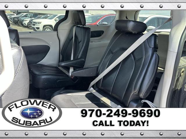 Photo of 2022 Granite Crystal Metallic Clearcoat Chrysler Pacifica