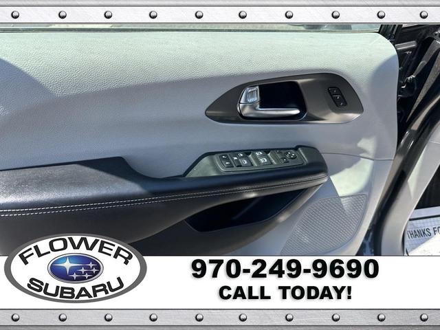 Photo of 2022 Granite Crystal Metallic Clearcoat Chrysler Pacifica