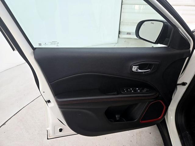 Photo of 2019 White Jeep Compass