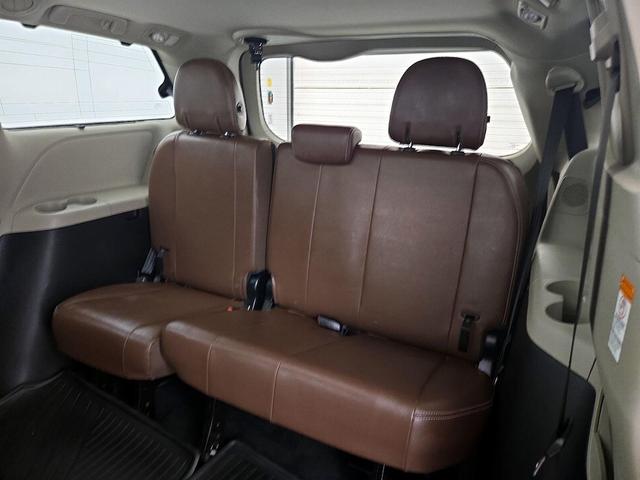 Photo of 2015 White Toyota Sienna