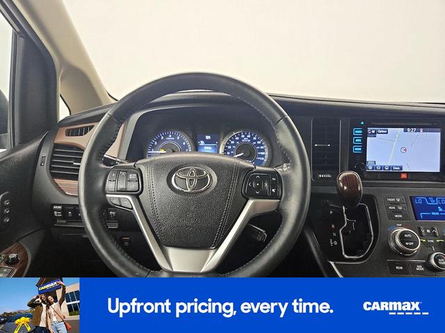 Photo of 2015 White Toyota Sienna