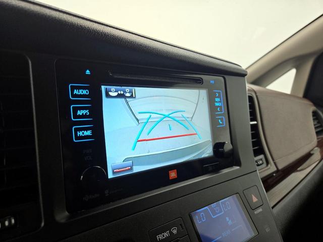 Photo of 2015 White Toyota Sienna