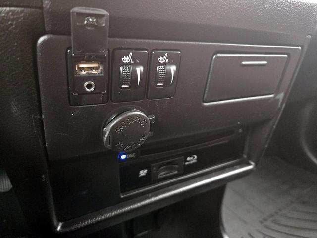 Photo of 2015 White Toyota Sienna
