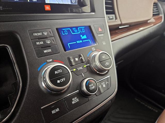 Photo of 2015 White Toyota Sienna