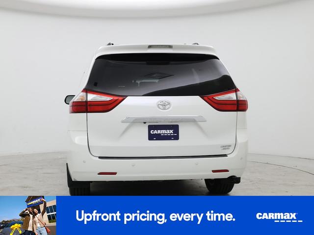 Photo of 2015 White Toyota Sienna