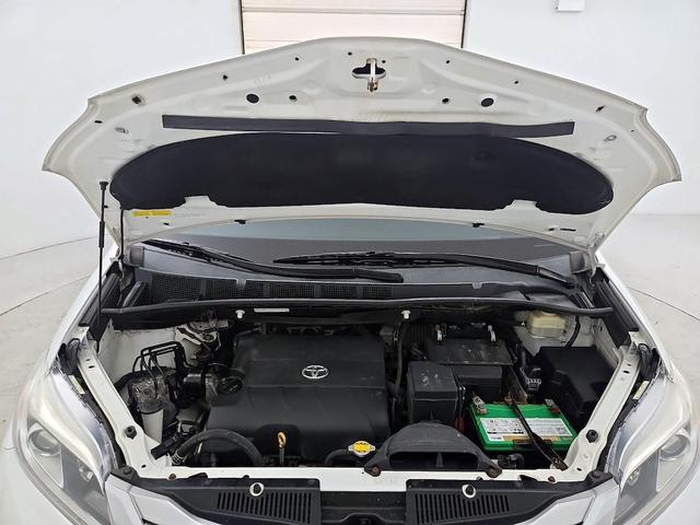 Photo of 2015 White Toyota Sienna