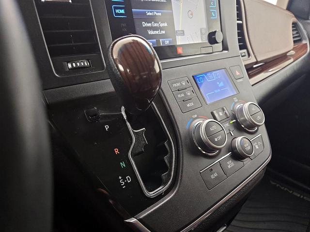 Photo of 2015 White Toyota Sienna