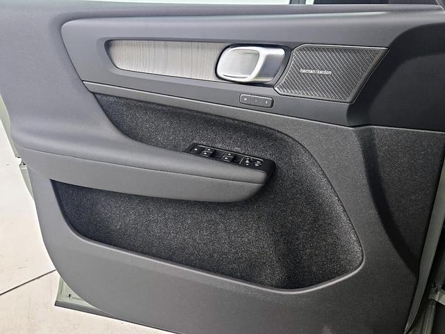 Photo of 2023 Green Volvo XC40