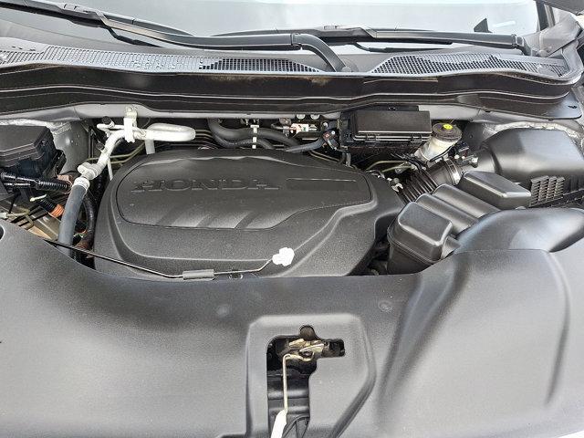 Photo of 2022 Lunar Silver Metallic Honda Pilot